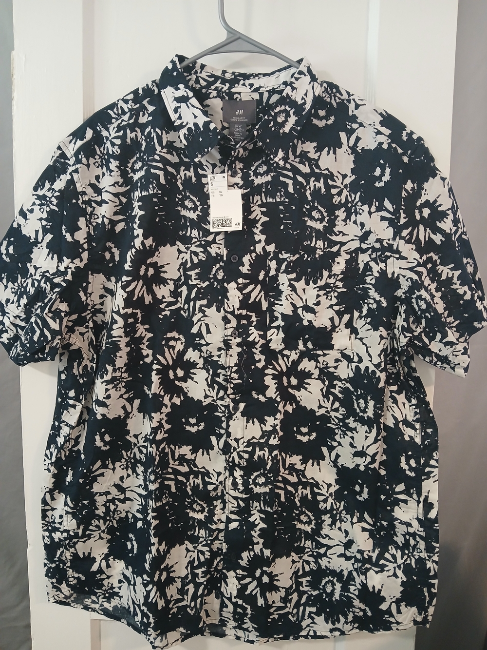 H&M Men’s Blue and White Abstract Floral Button-Down Shirt [172]